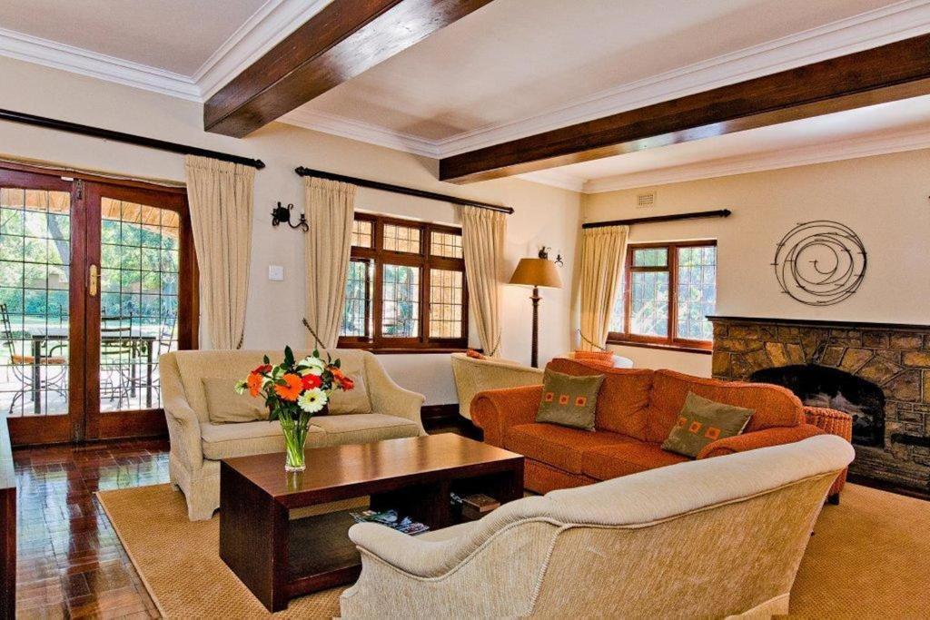 Eagle Wind Manor Hotel Hillcrest Bagian luar foto