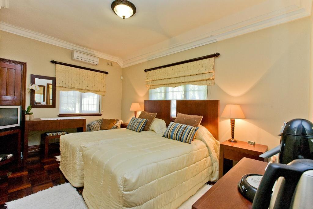 Eagle Wind Manor Hotel Hillcrest Bagian luar foto